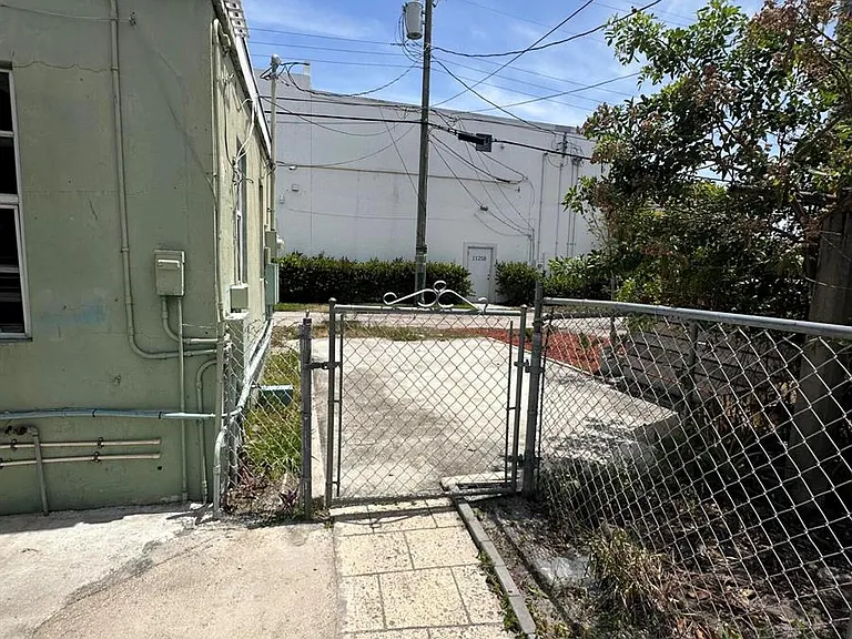 1126 N H St — Photo 8