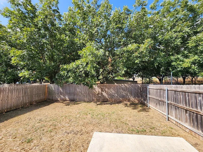 622 Creekside Cir — Photo 29