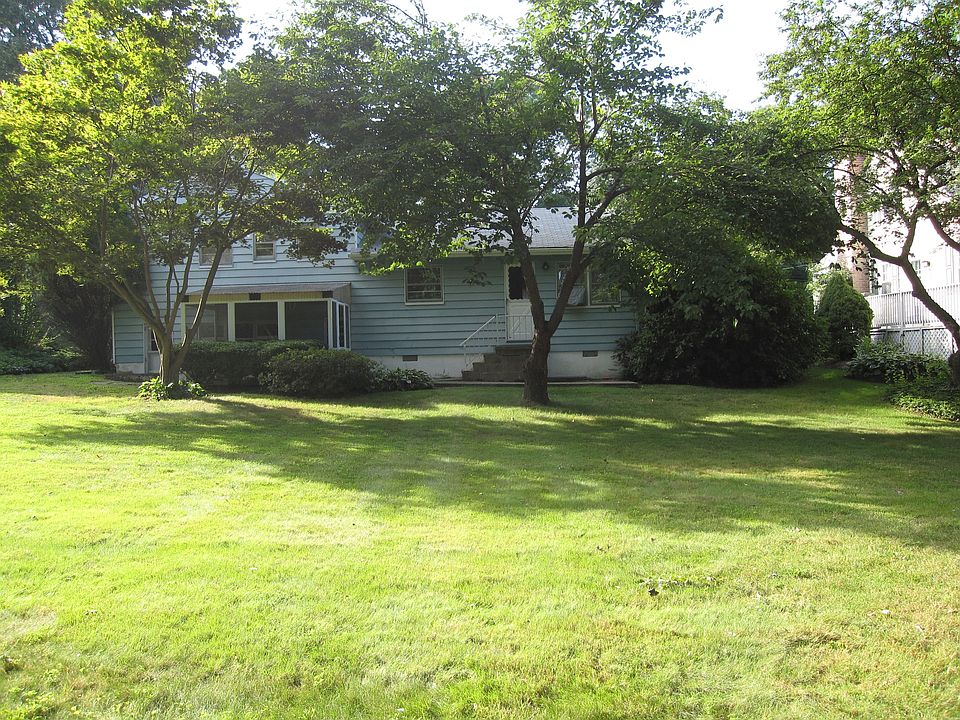 2nd image of 911 Wilmot Rd