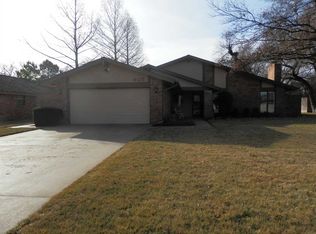 4125 Country Club Dr, Enid, OK 73703