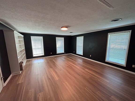 3rd image of 303 Bellview Dr