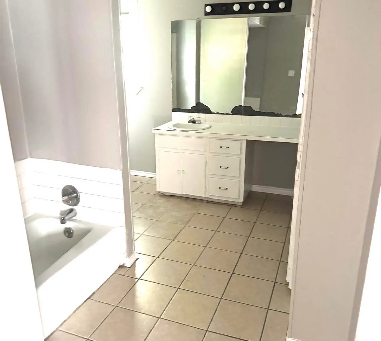3 bed, 1207 sqft, $1,050 — Photo 2