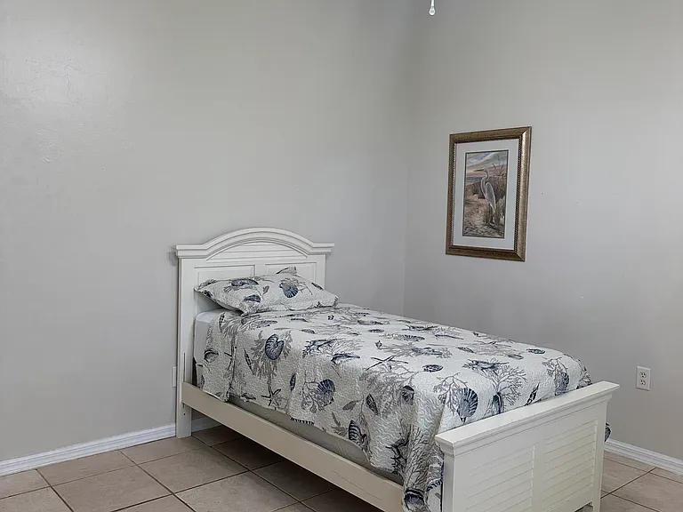 7 NE 17th Pl — Photo 25