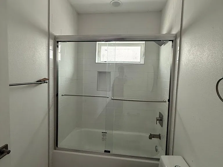 1150 W 38th St — Photo 50