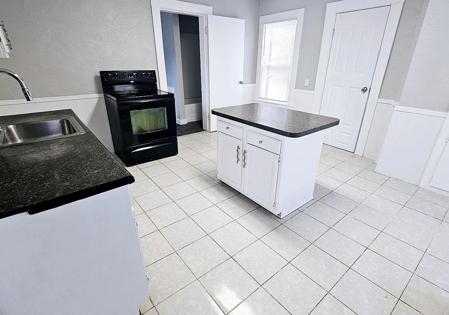 Welcome To This Charming 3-Bedroom 2 Bathroom House In Mansfield, Oh!! (No Metero) — Photo 4