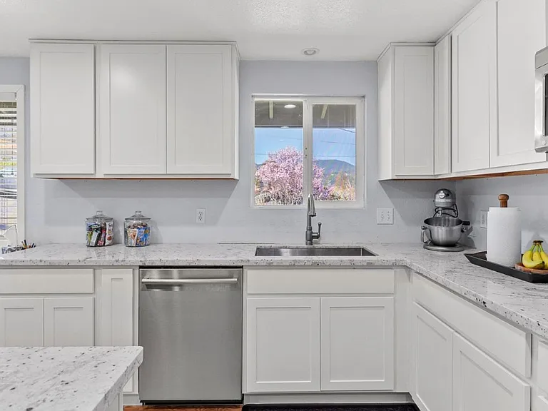 903 NW Hewitt Ln — Photo 5