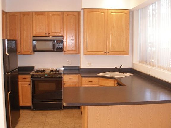 2nd image of 909 W Diversey Pkwy