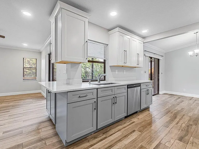 1849 Tulip Ln — Photo 8