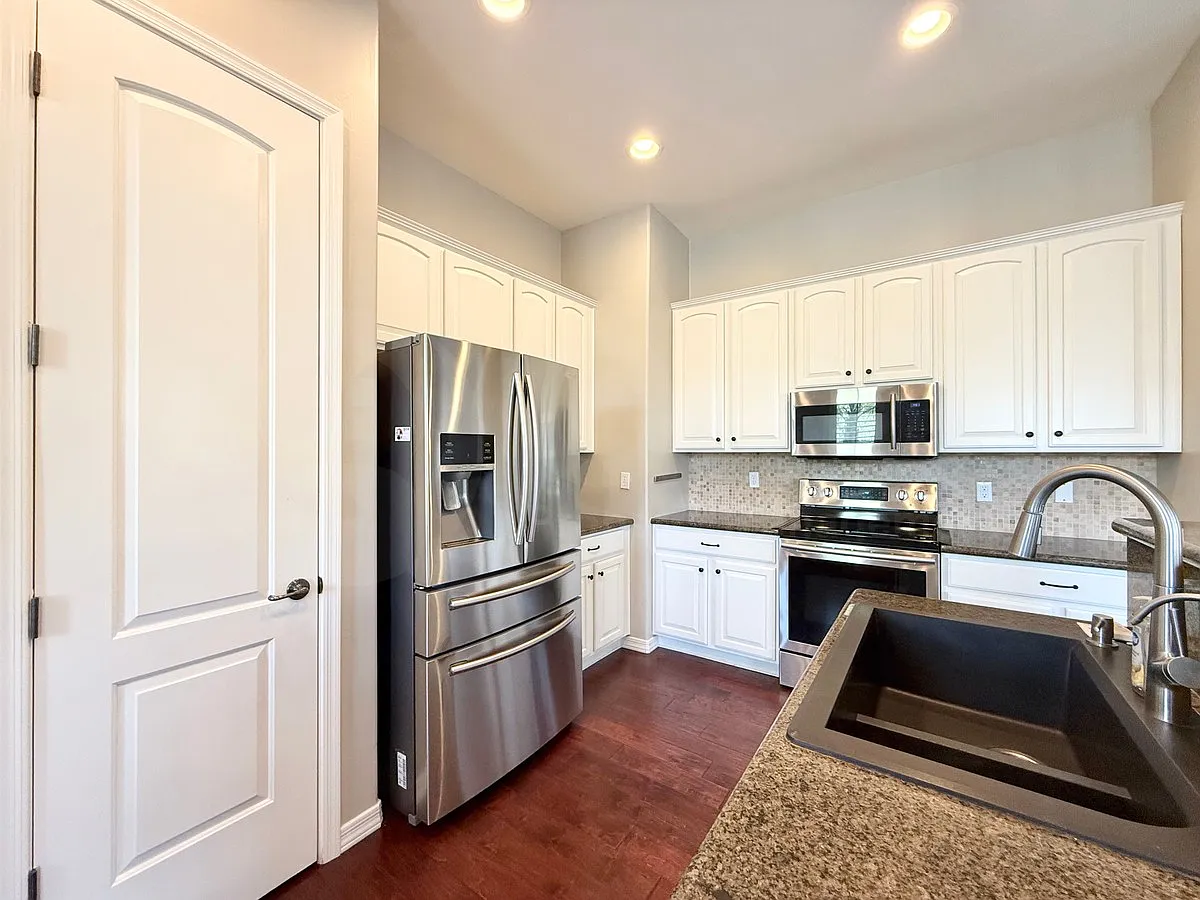 3 bed, 2.0 bath, 1548 sqft, $2,299 — Photo 3
