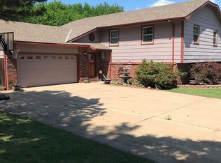 1718 E Cresthill Rd, Derby, KS 67037