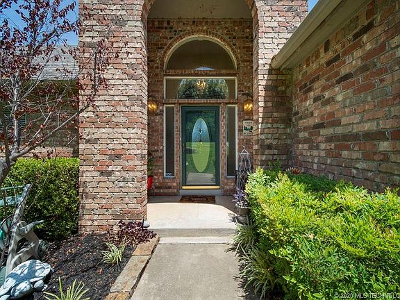 5th image of 2287 W Lakeshore Dr