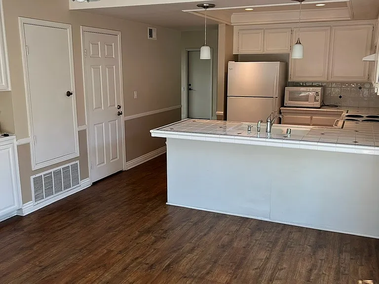 27 Brookstone — Photo 6