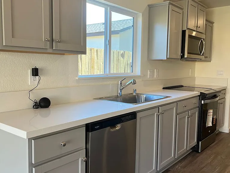 1654 Pacific Dr — Photo 19