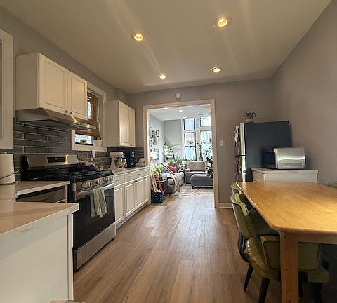 3rd image of 2327 W McLean Ave APT 1F