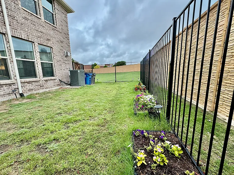 1045 Keswick Dr — Photo 11