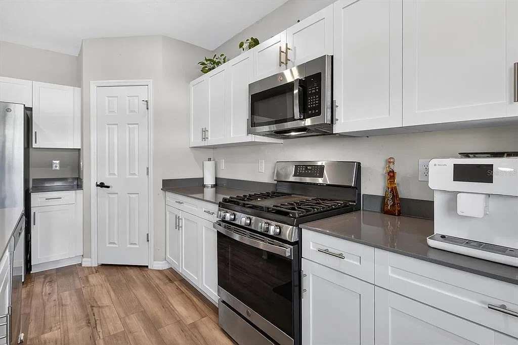 5 bed, 3.0 bath, 2493 sqft, $3,500 — Photo 4