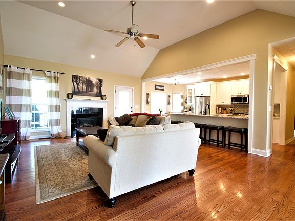 3rd image of 165 Kingswood Dr