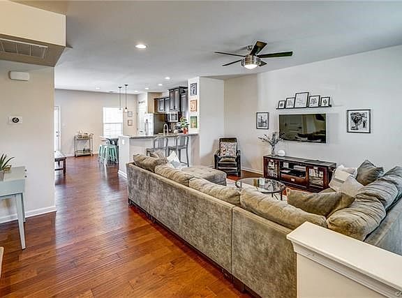 3rd image of 8111 Creekside Village Dr