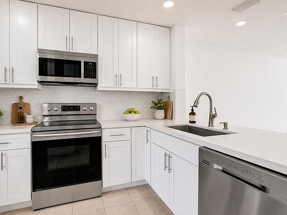 3rd image of 552 NW 208th Terrace