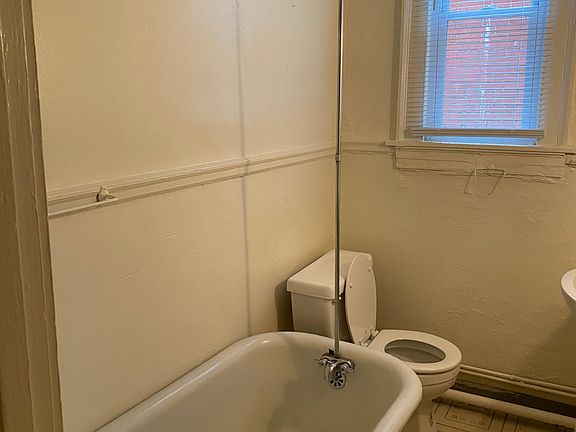 4th image of 2817 Ellwood Ave APT B
