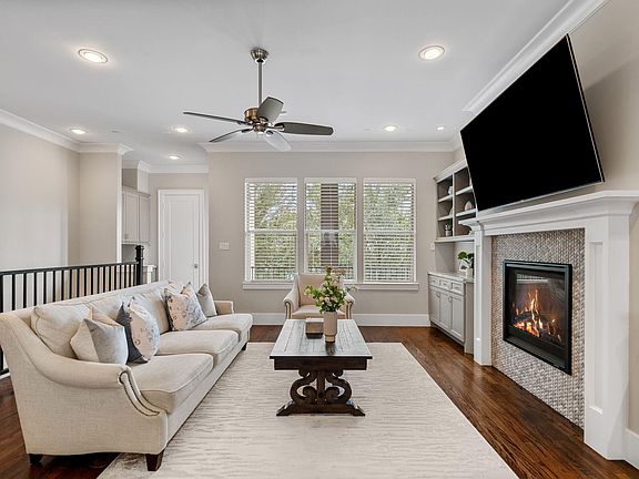 2nd image of 1104 W 22nd St