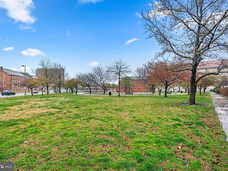 1120 S Kenwood Ave — Photo 44