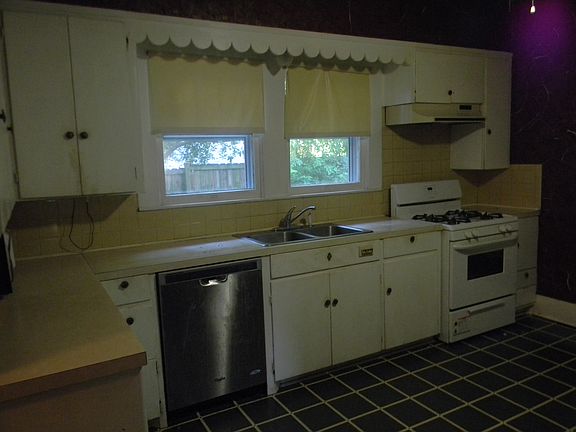 2nd image of 2821 N Pecan St