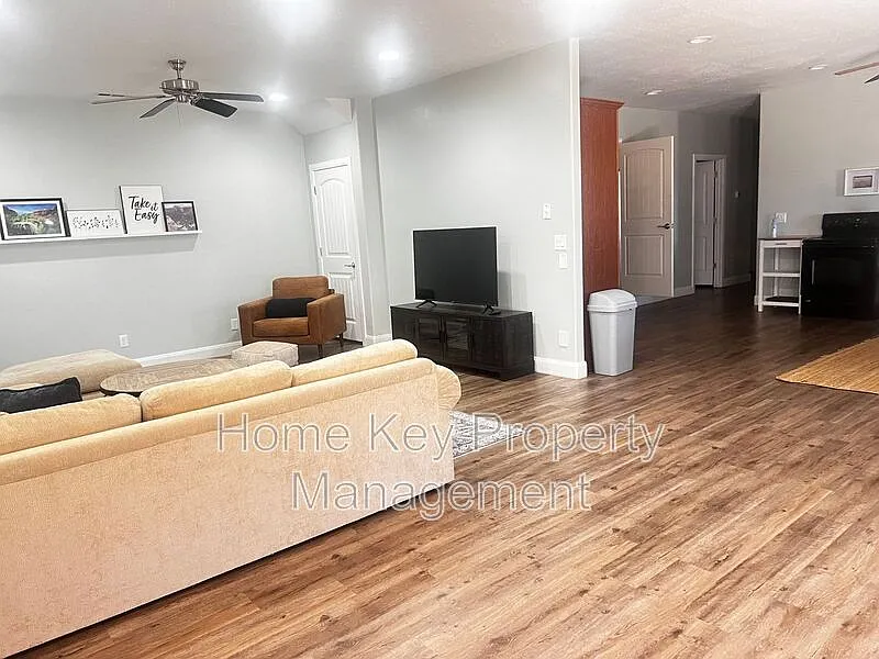 3 bed, 2.0 bath, 1761 sqft, $1,800 — Photo 4