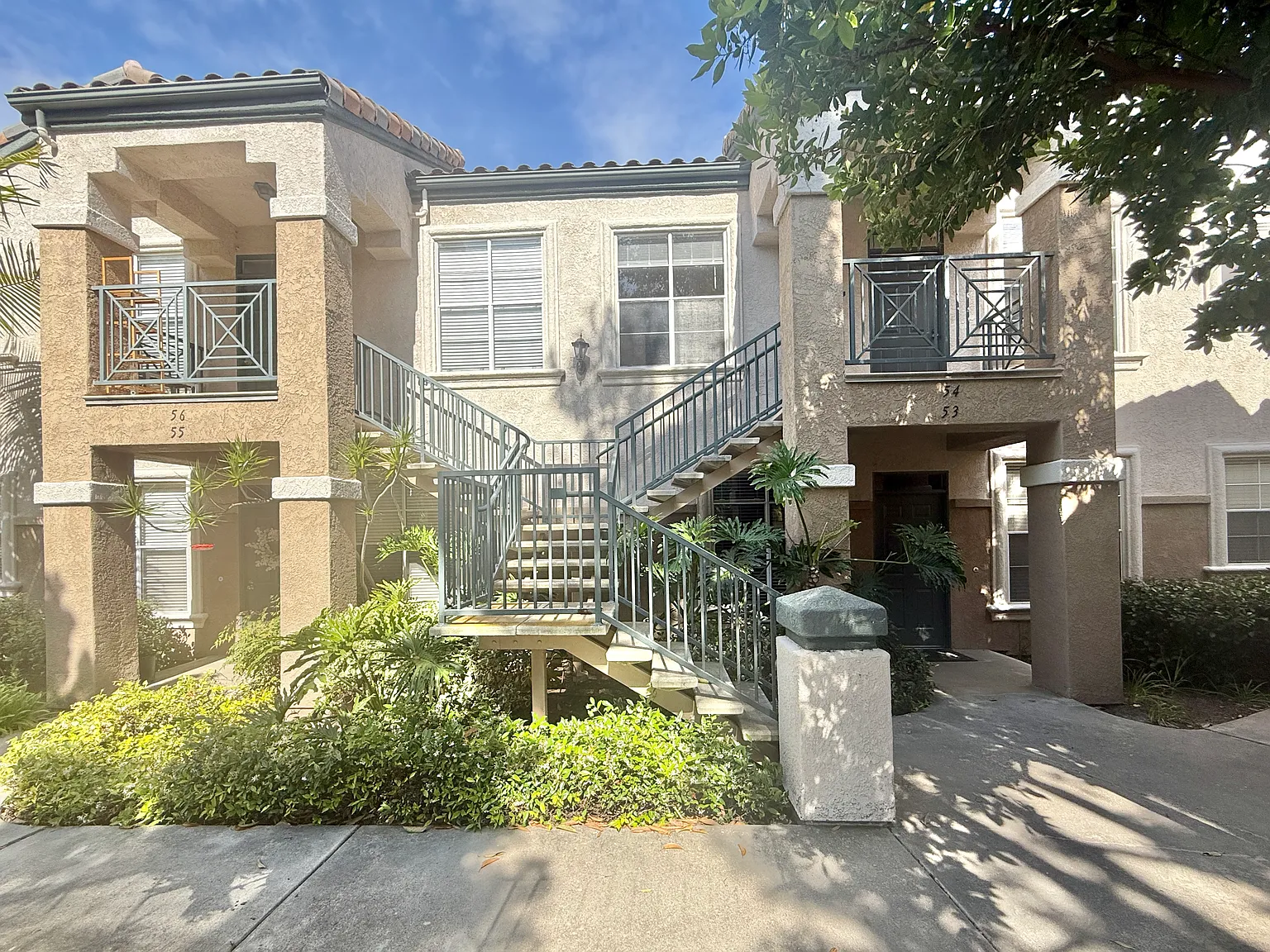 2 bed, 944 sqft, $3,300 — Photo 1