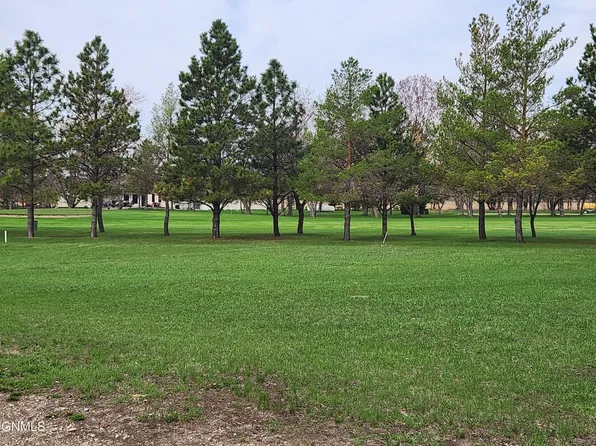 8574 Woods Dr, Jamestown, ND 58401