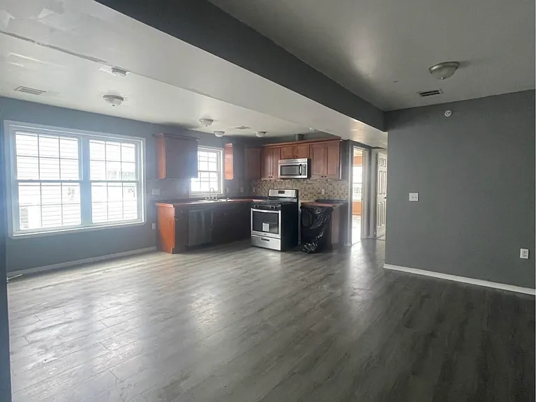 240 Maple St #3 — Photo 5