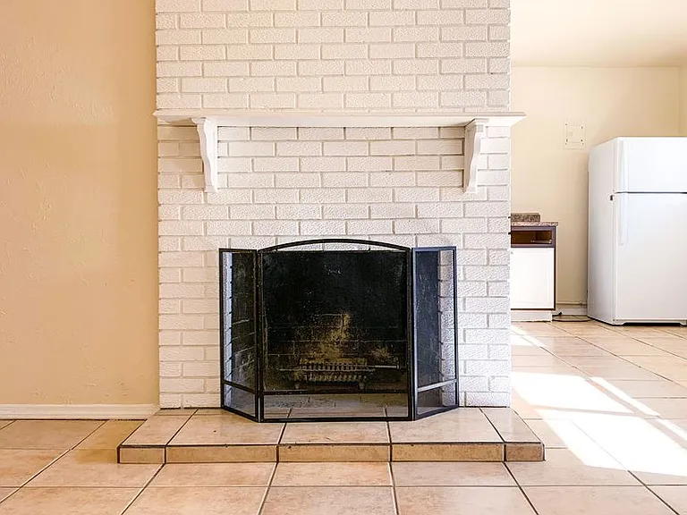 Spacious 2 Bedroom Apartment with Fireplace — Photo 14