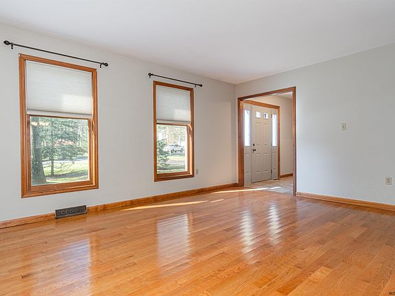 4th image of 9 Knollwood Dr