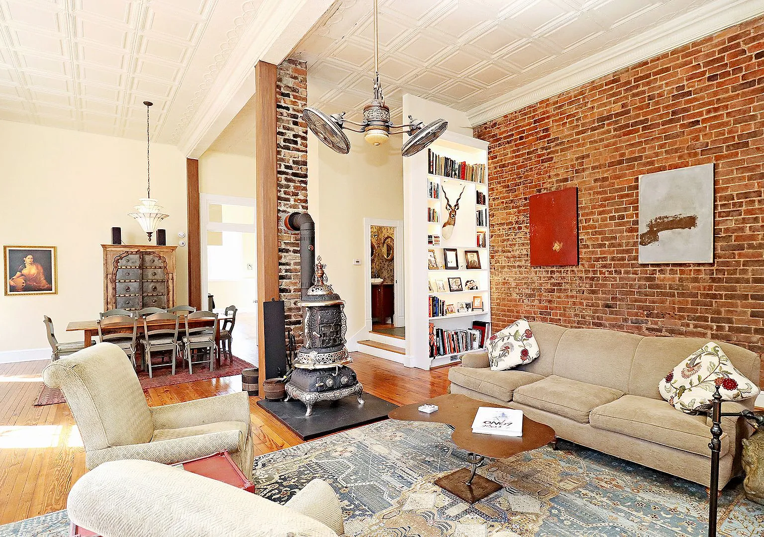 Beautifully Restored Ivy Residence, Fully Furnished with Utilities Included — Photo 2