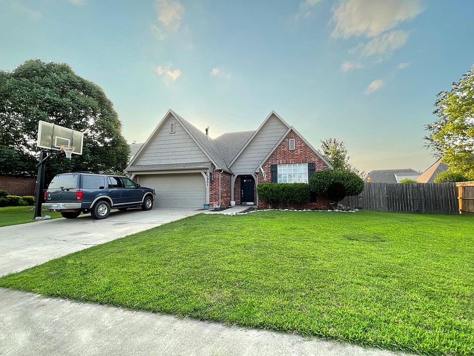 This Cottage style home in Brentwood Subdivision is close to everything there is an entrance off 86th street as well as off 96th street Nottingham estates entrance, several ponds in neighborhood!