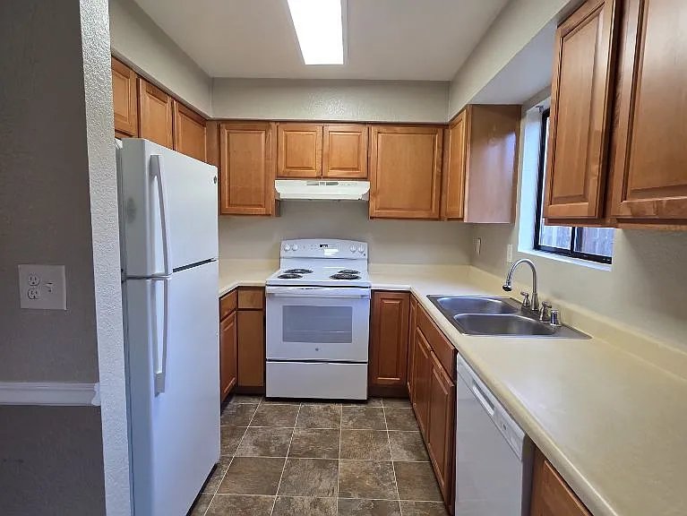 240 Breakwater Dr — Photo 2