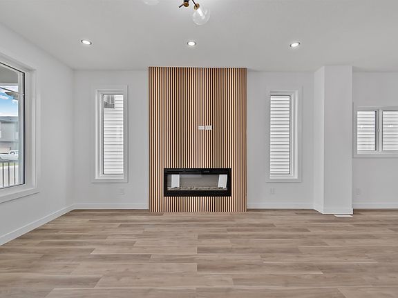 4th image of 324 Roberts Cres