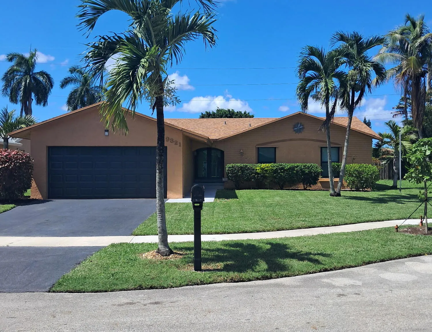 3 bed, 2.0 bath, 1630 sqft, $3,800 — Photo 1
