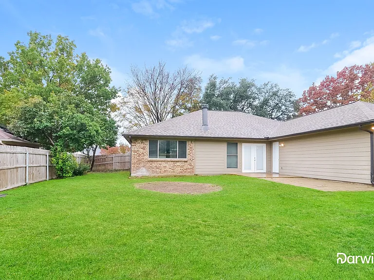 905 Sandhurst Dr — Photo 15