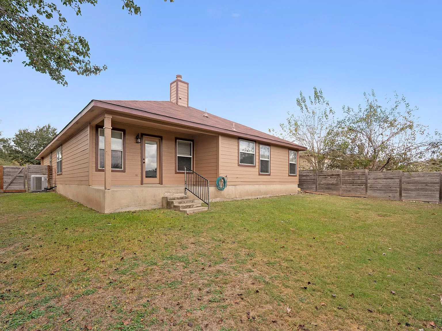 3 bed, 2.0 bath, 1981 sqft, $1,800 — Photo 3