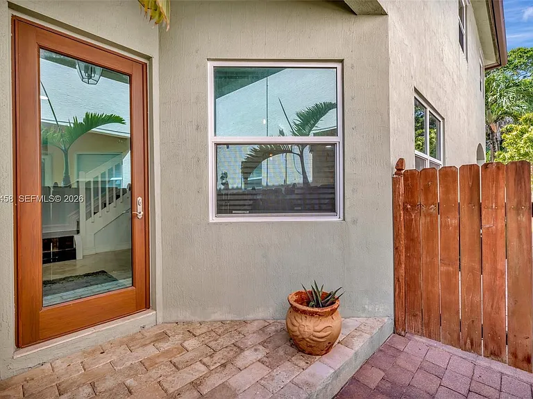 853 SW 11th Ct — Photo 4