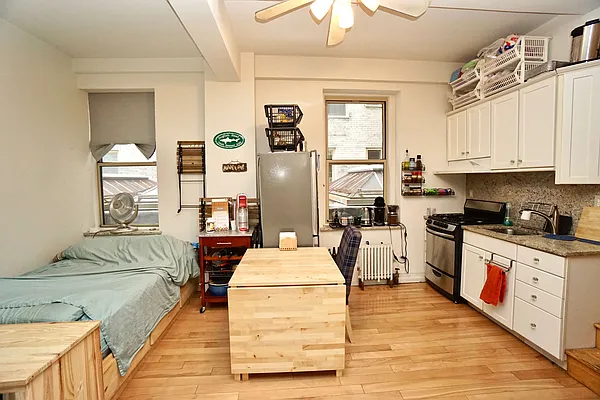 Rented by Bizzarro Agency | media 51