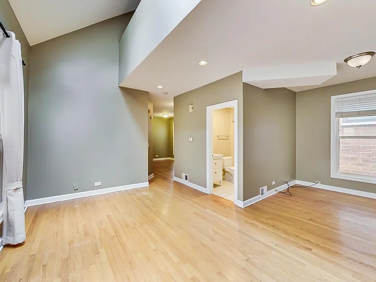 2330 N Greenview Ave #2R — Photo 5
