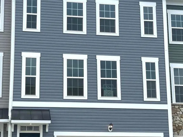 93 Stafford Pl, Falling Waters, WV 25419
