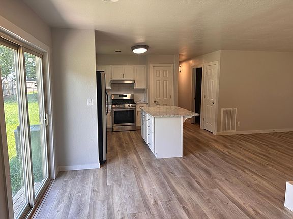3rd image of 810 Linda St