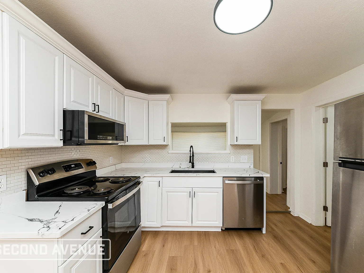 3 bed, 1.0 bath, 1320 sqft, $2,195 — Photo 3