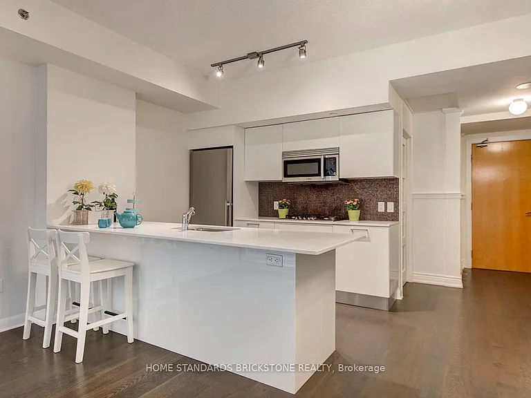375 King St W #506 — Photo 9