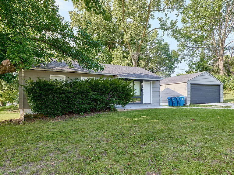 1658 Kappel Dr — Photo 2