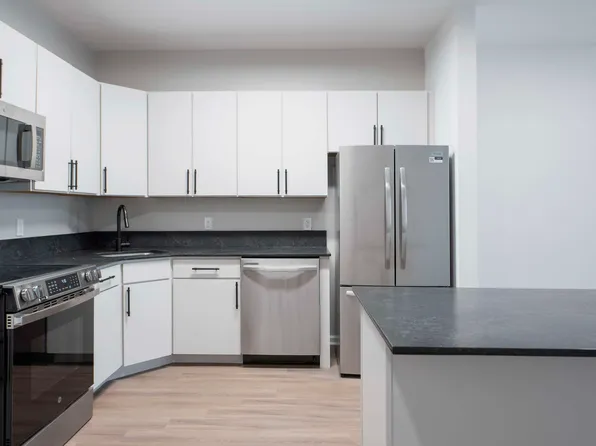 55 Riverwalk Place image 7 of 38