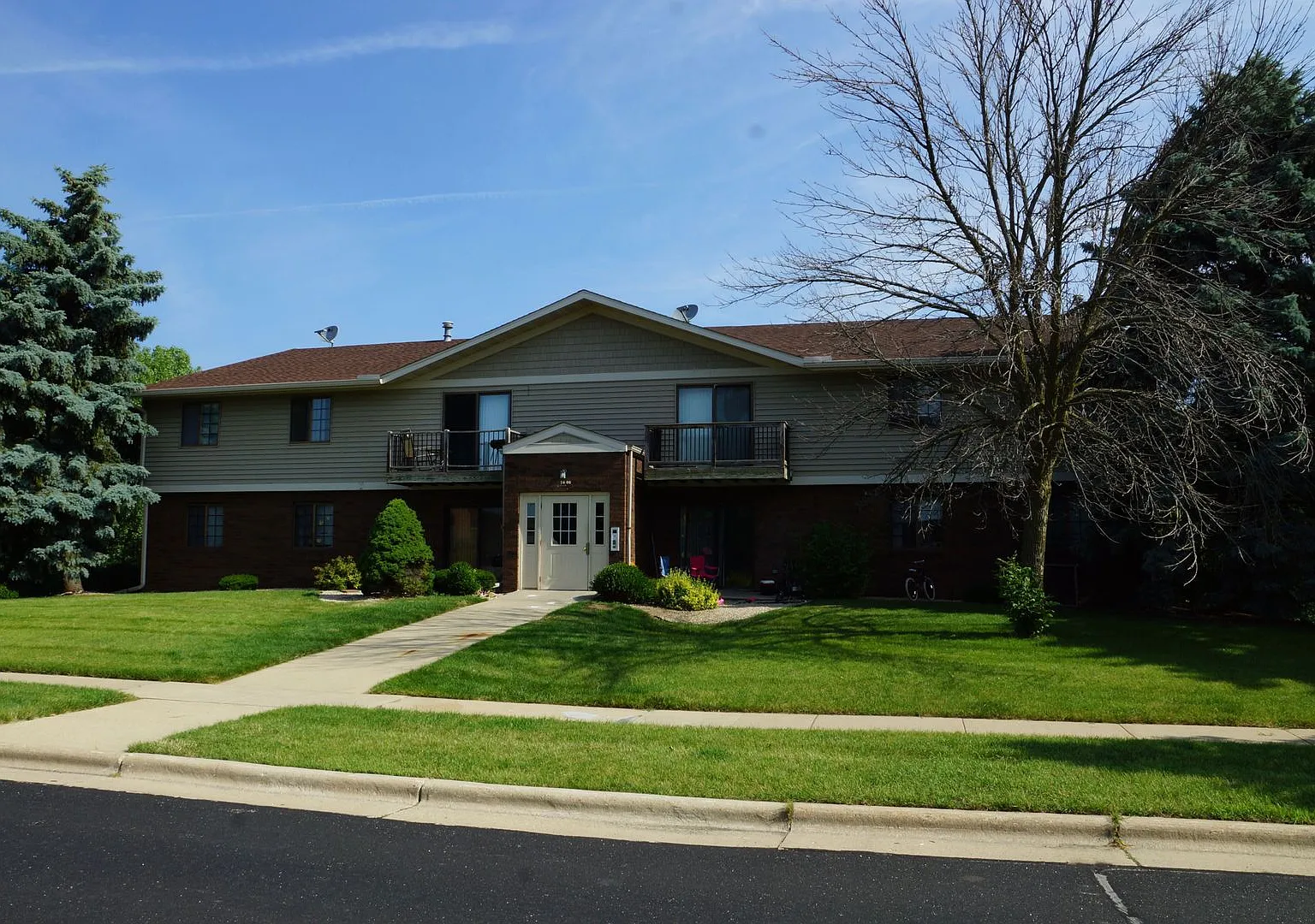 1600 Kenilworth Apartments — Photo 1